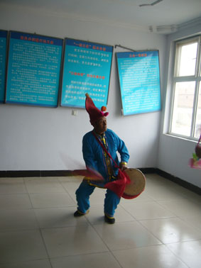 表演“蹦鼓子”的老漢年已73歲,他是這個傳統(tǒng)節(jié)目不可多得的傳承人。