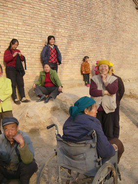 村頭賦閑的人們,大部分閑暇時(shí)間就是這樣度過。