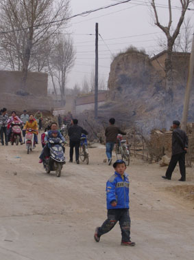 父母接放學(xué)的孩子回家