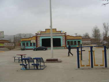 建于文革期間的“工農(nóng)兵大舞臺(tái)”,村村都有。大多都閑置著。