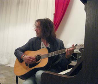 �������~��