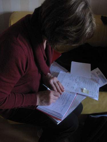 家訪的社區(qū)醫(yī)生做健康記錄